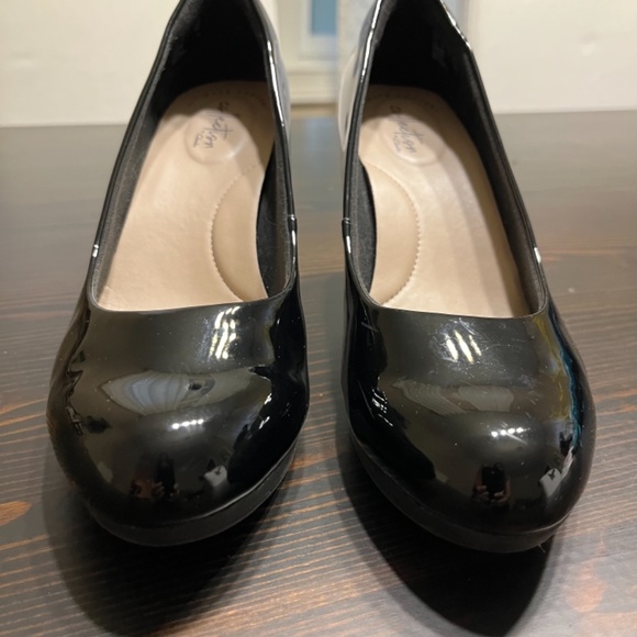 Clarks Ultimate Comfort Collection Patent Black Heels - Picture 3 of 9